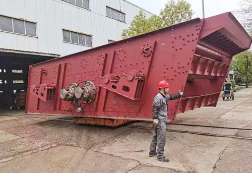 振動(dòng)篩從車(chē)間運(yùn)往試機(jī)平臺(tái)